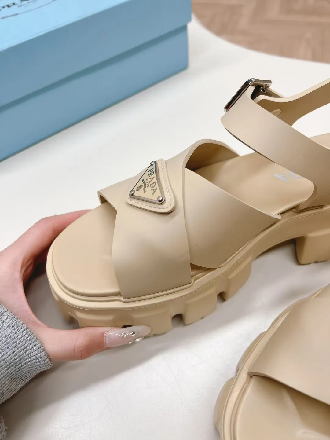 👟👟Ex-factory price 440👟👟 Prada's new spring and summer sawtooth Roman thick-soled rubber sandals, retro, fashionable and avant-garde gear teeth 55mm, thick-soled soles with rubber uppers, making the whole pair of shoes light and comfortable, bright colors, satisfying a variety of choices for fashionable people with different styles! The iconic metal triangle logo is paired with the shape of ancient beach sandals. Every design element is fashionable! Code number 35-40